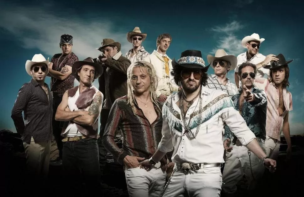 UN GRUPO CORAL. Los Auténticos Decadentes crearon un estilo a partir de la fusión del rock con géneros populares como la cumbia y el cuarteto. 