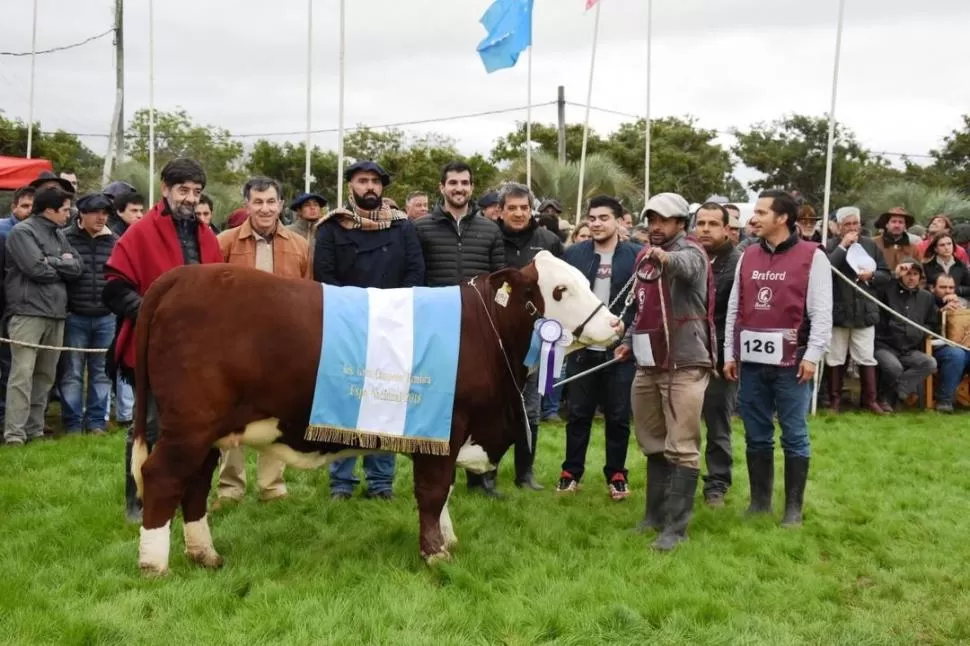 ORGULLO. Juan Jorge Carbajal (segundo de la izquierda), junto a familiares, asesores y cabañeros recibió la distinción. GENTILEZA COLOMBO Y MAGLIANO CONSIGNATARIOS