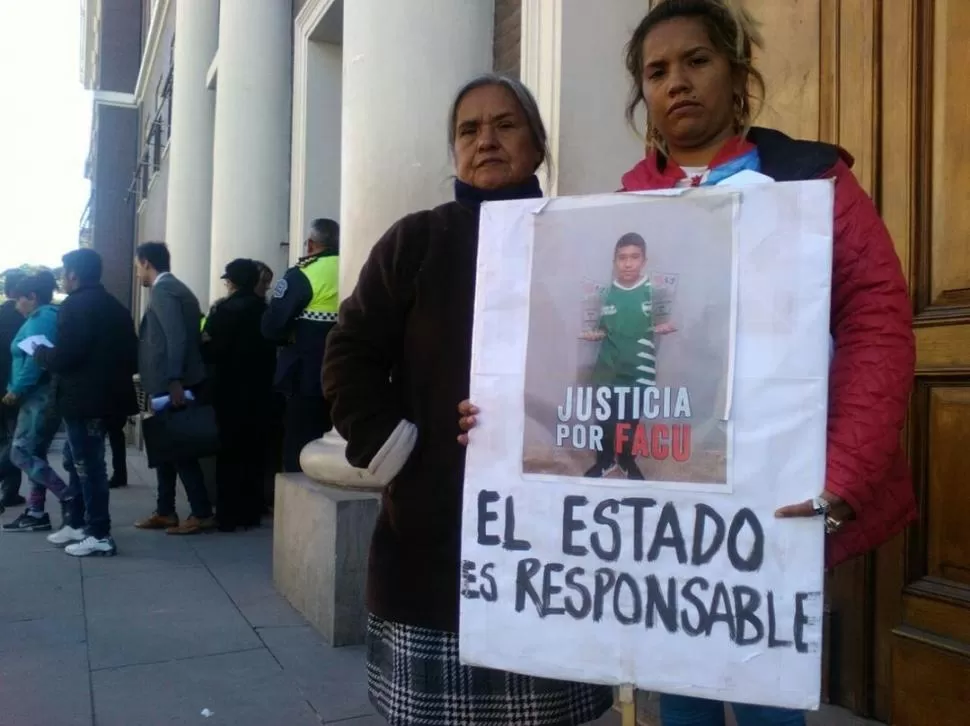 RECLAMO DE JUSTICIA. La familia Ferreira concentró en Tribunales Penales. 