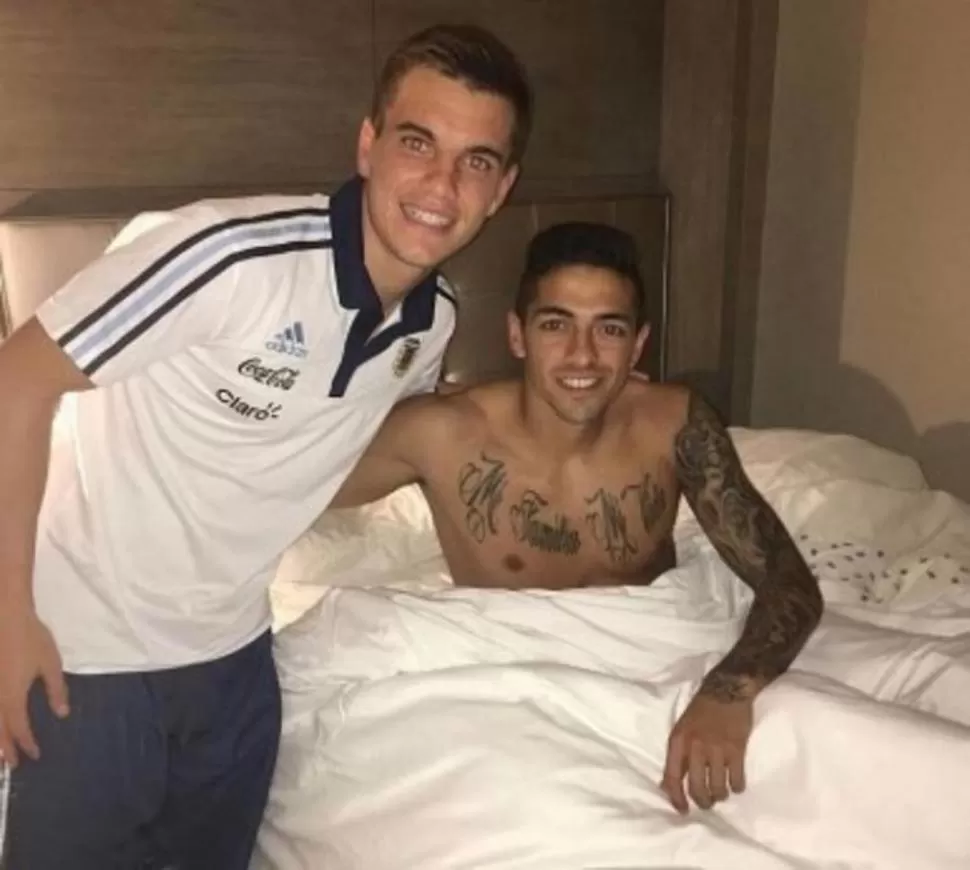 DE INSTAGRAM. Lo Celso pasó a visitarlo por la habitación y Lanzini sonrió con él. Fue una forma de sobrellevar el momento. 