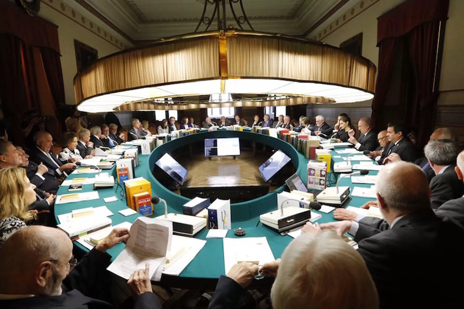 DEBATE.  Reunión de la RAE. FOTO TOMADA DE EL DESCONCIERTO.