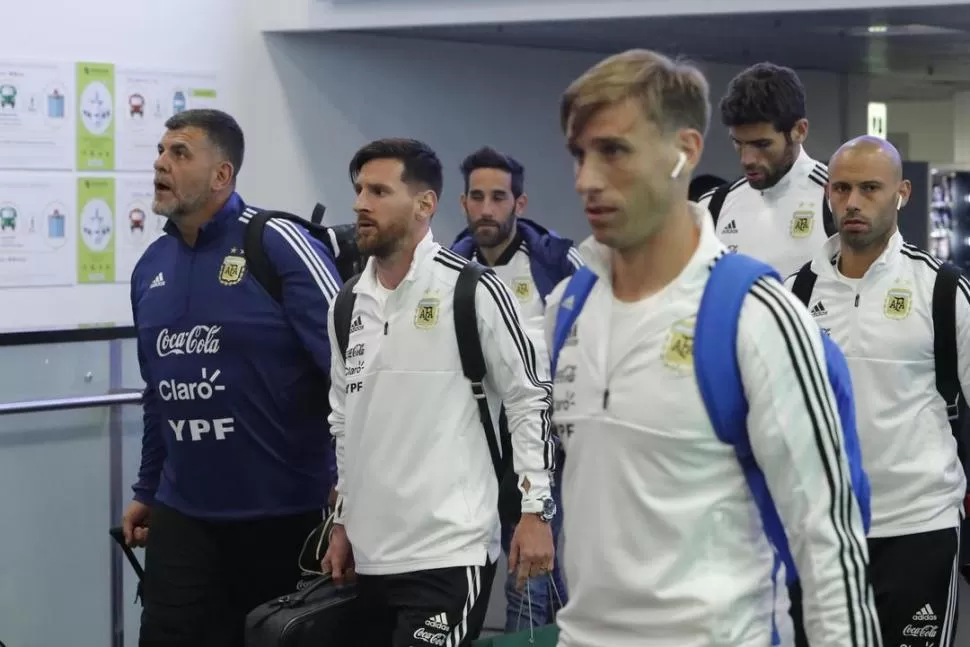 PRIMERO EN LA FILA. Messi, da sus primeros pasos en Rusia junto a Marcelo D’Andrea (masajista), Lucas Biglia, Javier Mascherano, Federico Fazio, entre otros en su arribo a la capital. reuters