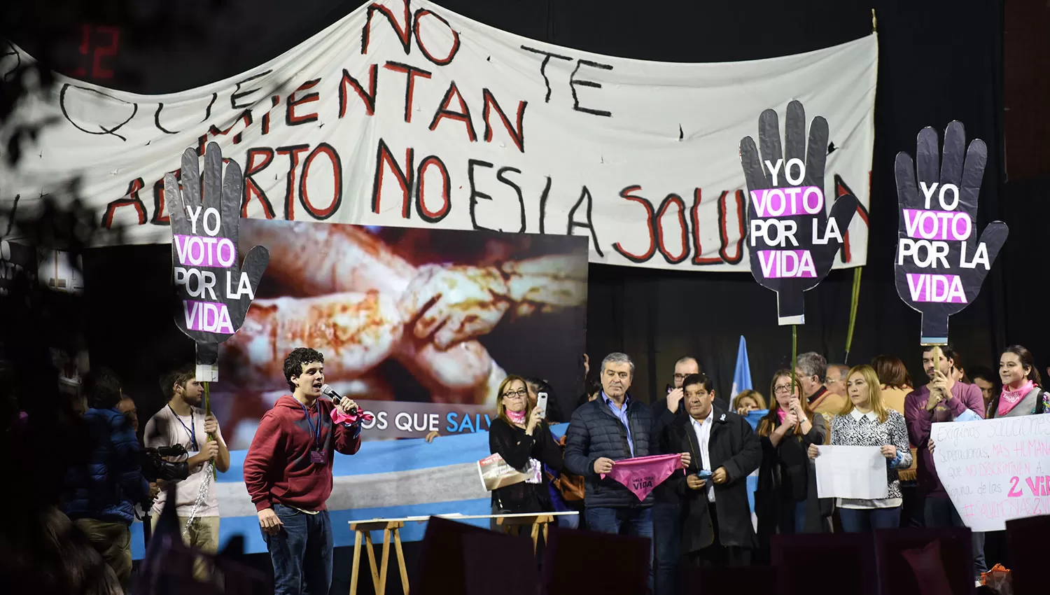 Cano, Orellana y Ávila fueron aplaudidos al subir al escenario principal que se montó en la plaza Independencia. LA GACETA/FOTO DE DIEGO ARÁOZ