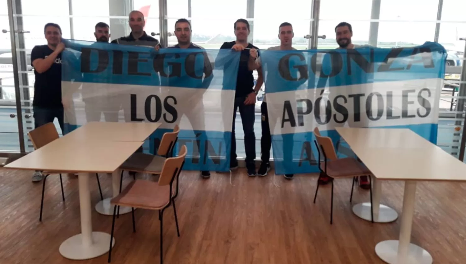 Los siete amigos antes de subirse al avión que los llevará al Mundial. LA GACETA/FOTO DE GUILLERMO MONTI