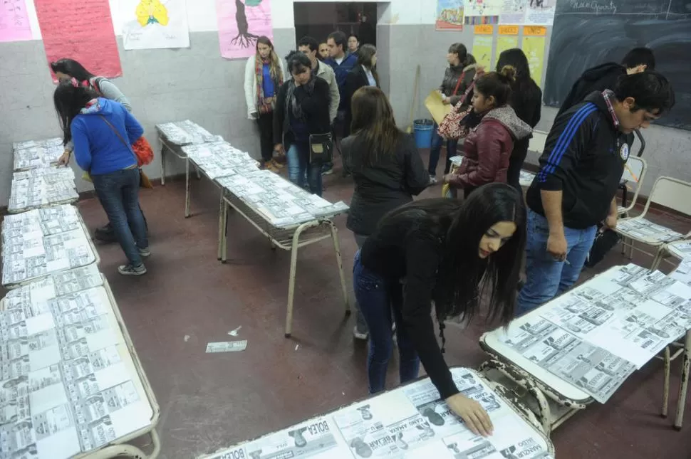 VOTOS Y MÁS VOTOS. El cuarto oscuro en una escuela taficeña, en 2015. la gaceta / foto de Antonio Ferroni (archivo)