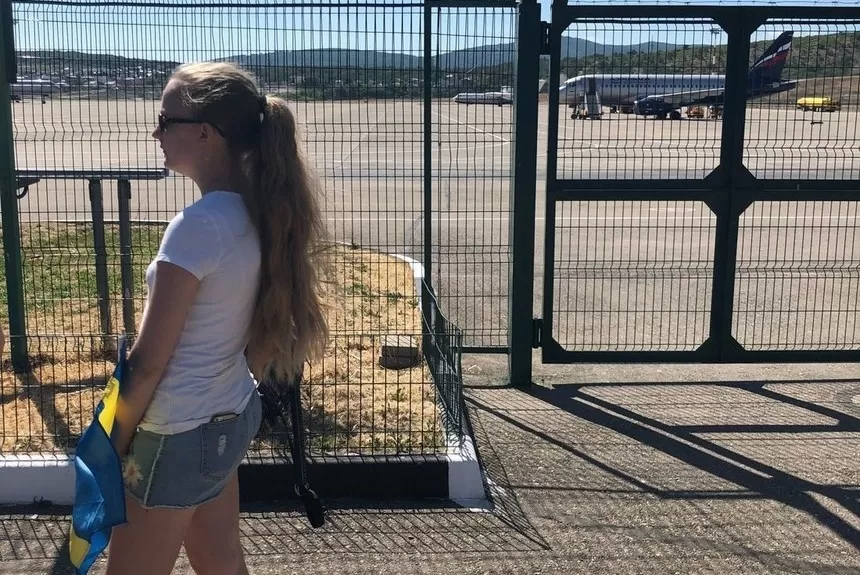 A LA ESPERA. La hincha de Suecia en el aeropuerto esperando la llegada del avión que llevó al plantel hasta Rusia. (FOTO TOMADA DE OLÉ)