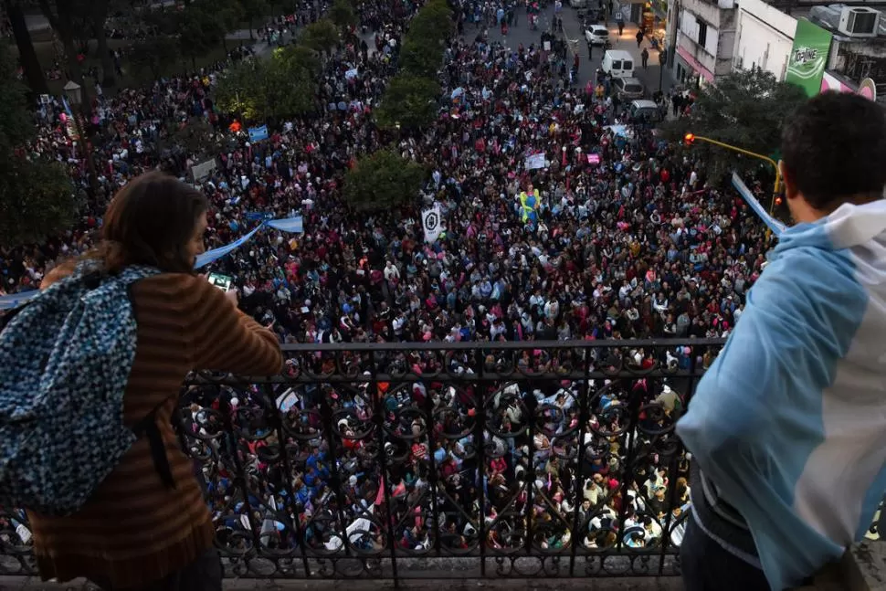 POR LAS DOS VIDAS. El domingo se realizó una marcha multitudinaria en la ciudad, donde miles de personas rechazaron la ley que se promueve en Diputados. la gaceta / foto de DIEGO ARAOZ