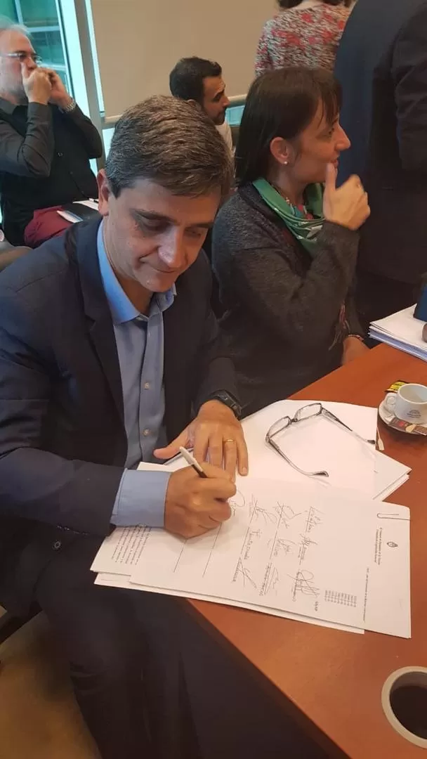 POR LA DESPENALIZACIÓN. El diputado tucumano Yedlin firma el dictamen. prensa pablo yedlin