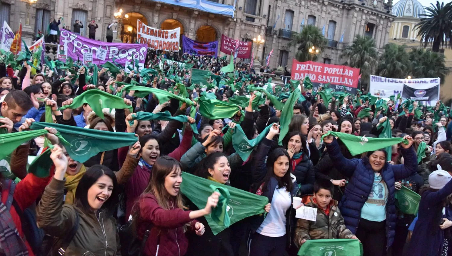 UNA MULTITUD. Miles de personas se reunieron ayer en en la plaza Independencia durante el pañuelazo verde que apoyó la media sanción de la Ley por el Aborto Legal. LA GACETA / FOTO DE INÉS QUINTEROS ORIO