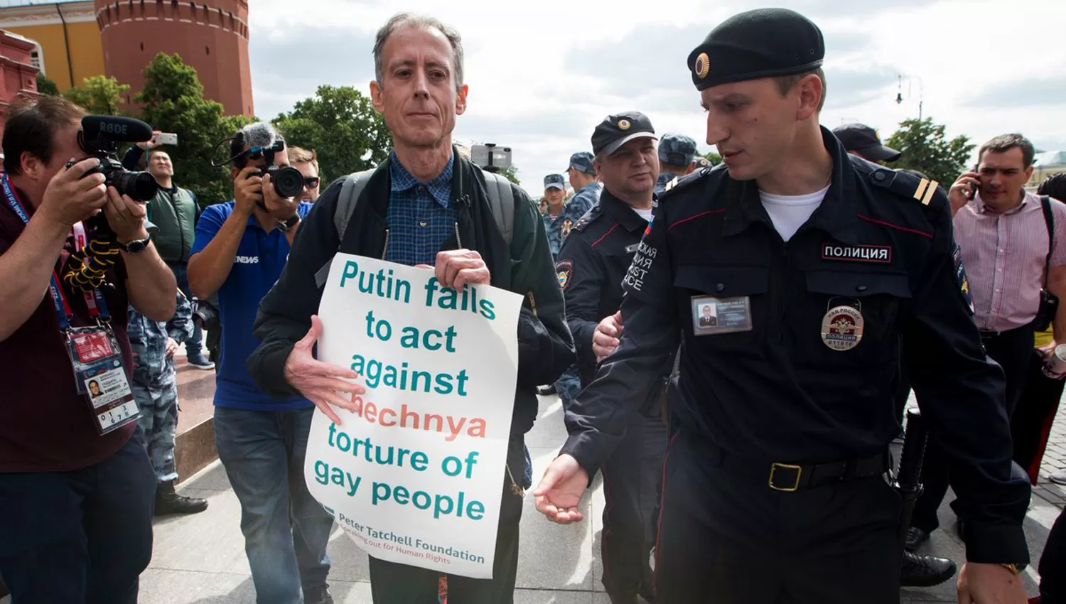 DETENIDO. El activista Peter Tatchell terminó en la comisaría. (FOTO TOMADA DE TWITTER)