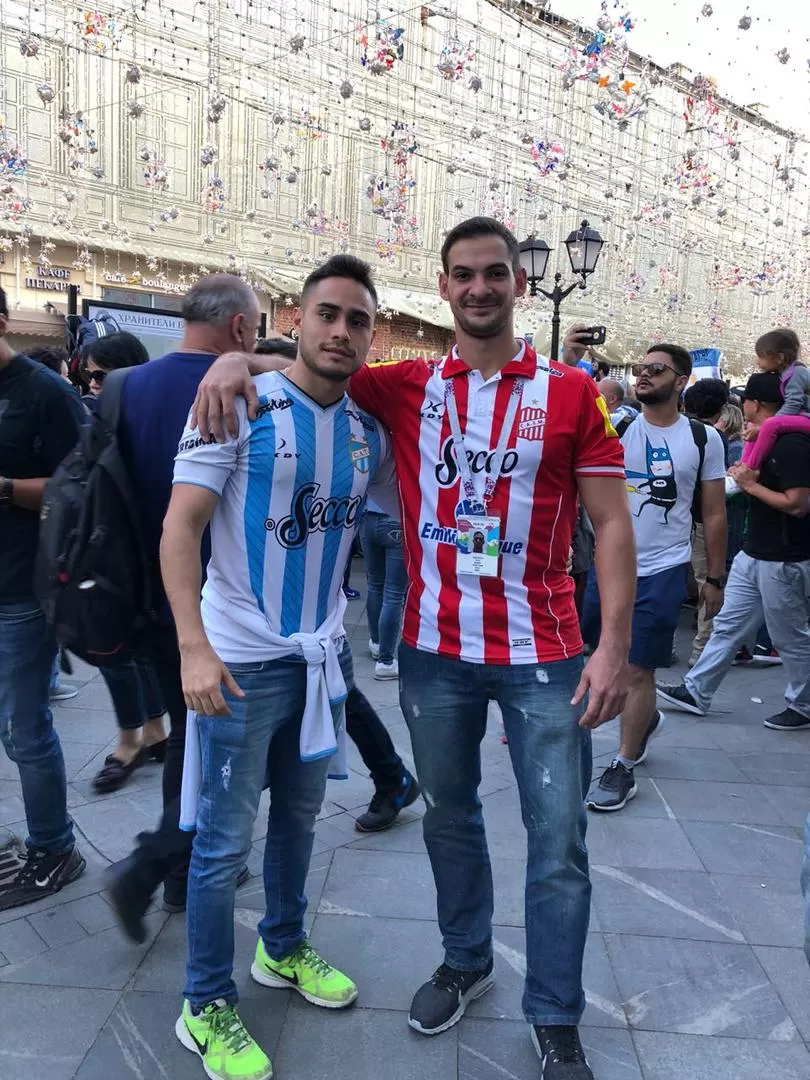  UN CLÁSICO. Separados por los colores, pero unidos por la amistad, Pablo y César disfrutan de la experiencia mundialista. 