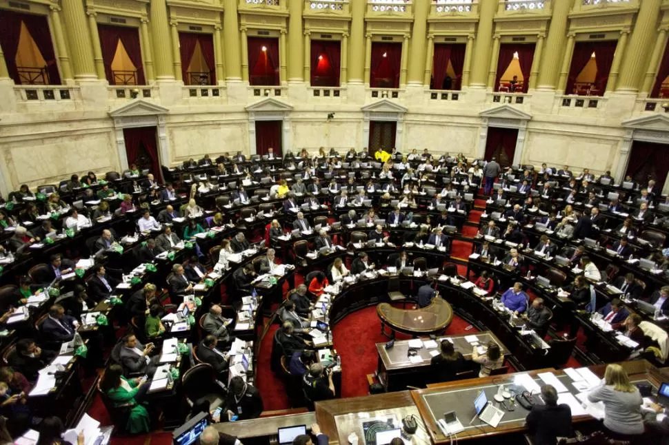 CASI UN DÍA DE SESIÓN. El debate en la Cámara Baja comenzó al mediodía de ayer; los diputados tuvieron cinco minutos cada uno para exponer sus ideas. reuters 