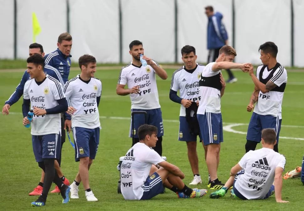 DISTENDIDOS. El plantel trata de mantener la ansiedad bajo control antes del debut del sábado, ante Islandia, en Moscú. telam