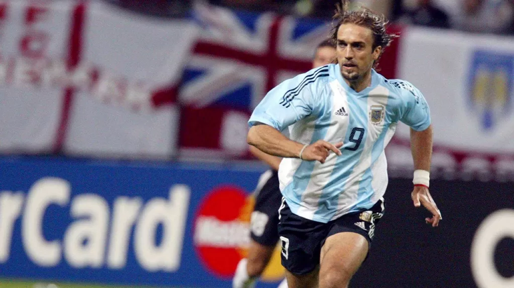 Gabriel Batistuta anotó goles en tres Mundiales seguidos en el debut de Argentina (1994, 1998 y 2002).
FOTO TOMADA DE www.foxdeportes.com