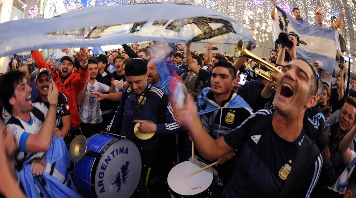 Los cánticos argentinos son una constante en las calles. TÉLAM