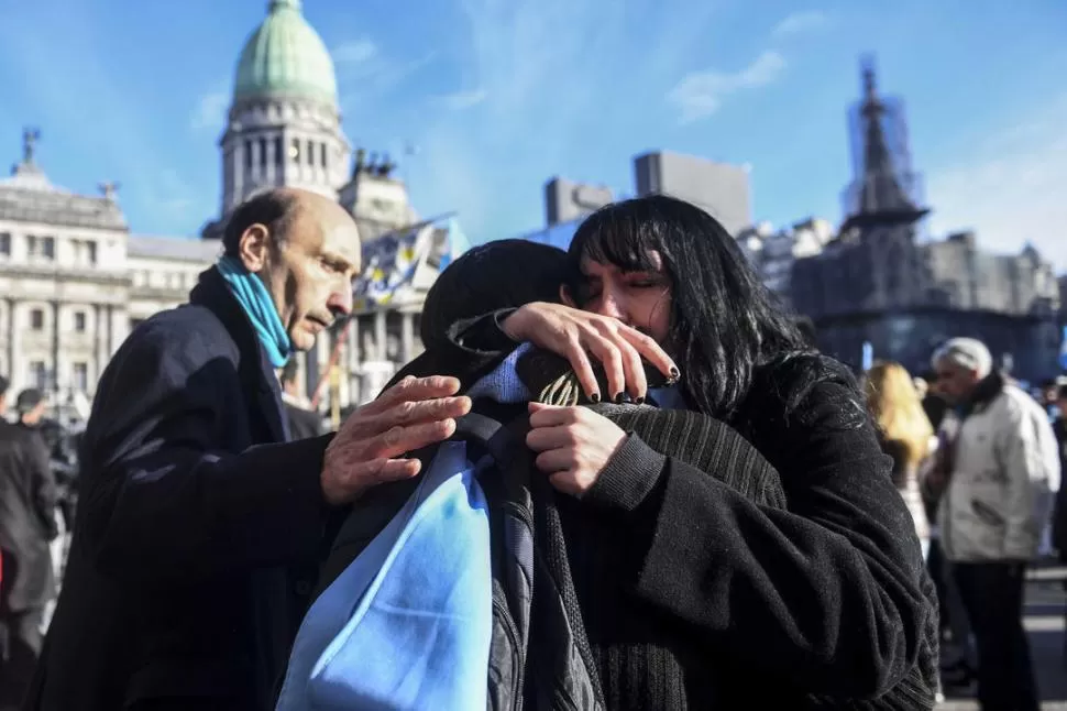 NO TENÍAN CONSUELO. En la plaza del Congreso, defensoras de la vida rompieron en llanto al conocer el resultado. telam 