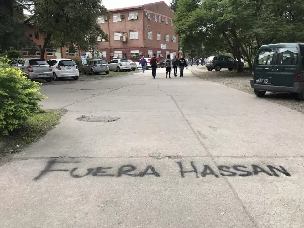 ODONTOLOGÍA. Una pintada contra Hassan aparece en uno de los ingresos a esa unidad académica. LA GACETA / ARCHIVO.