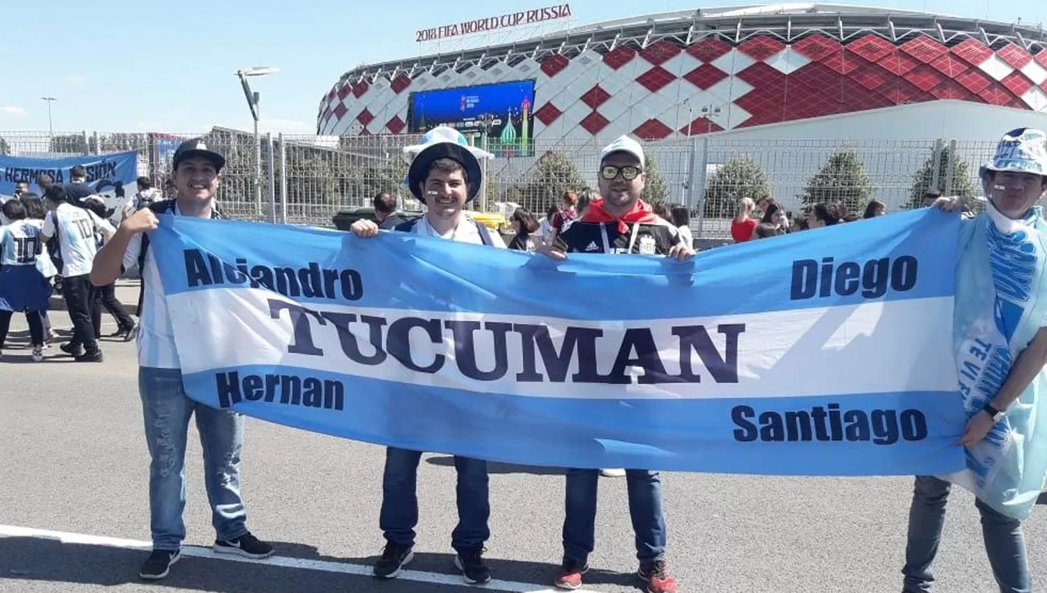 DESDE MOSCÚ. Los tucumanos calientan la previa argentina. (FOTO GUILLERMO MONTI ENVIADO LA GACETA)