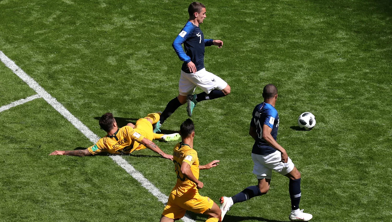 EN EL CAMINO. Griezman, estrella de Francia, eludió a los australianos y encaró al arco. (REUTERS)