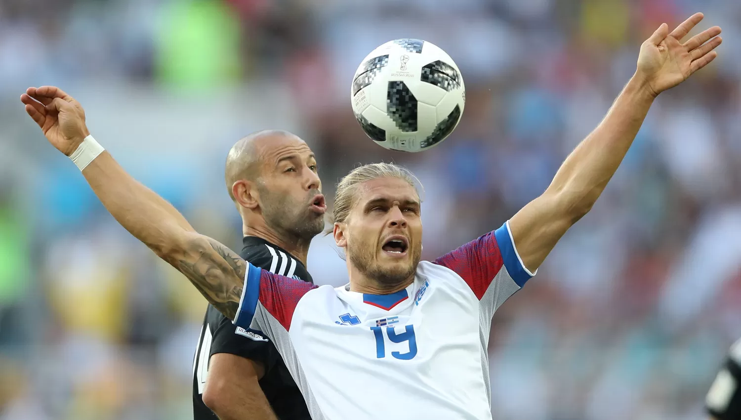 EN LA LUCHA. Mascherano jugó los 90 minutos ante Islandia y habló luego del empate. (REUTERS)