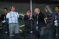 Maradona llegó al estadio y los hinchas lo ovacionaron
