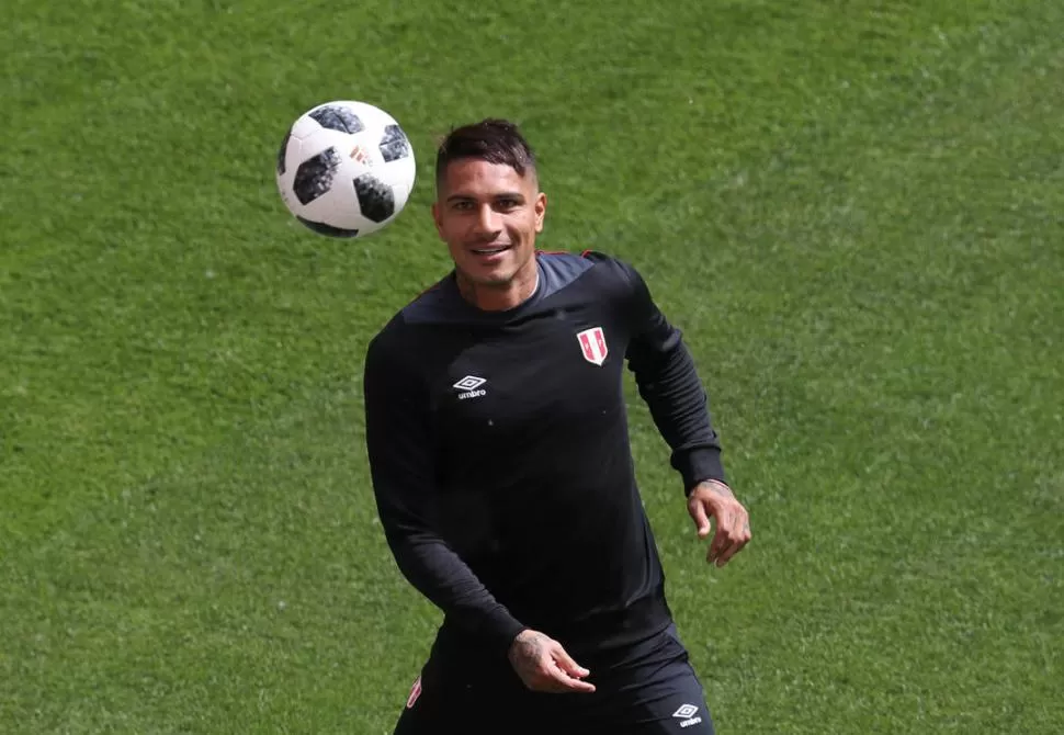 LA DUDA. Paolo Guerrero lleva varios partidos oficiales sin jugar en la selección. REUTERS