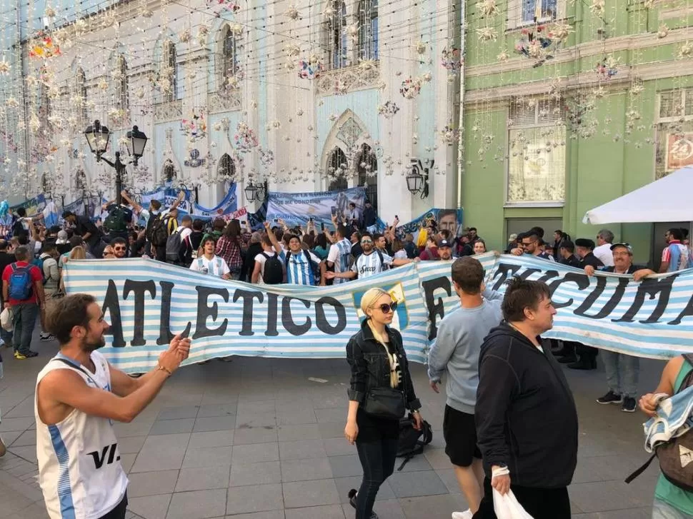 POSTAL CON TONADA TUCUMANA. Ayer, una calle de Moscú parecía las adyacencias al estadio “José Fierro”, cada vez que el “Decano” juega de local. LA GACETA/FOTO DE LEO NOLI (ENVIADO ESPECIAL)