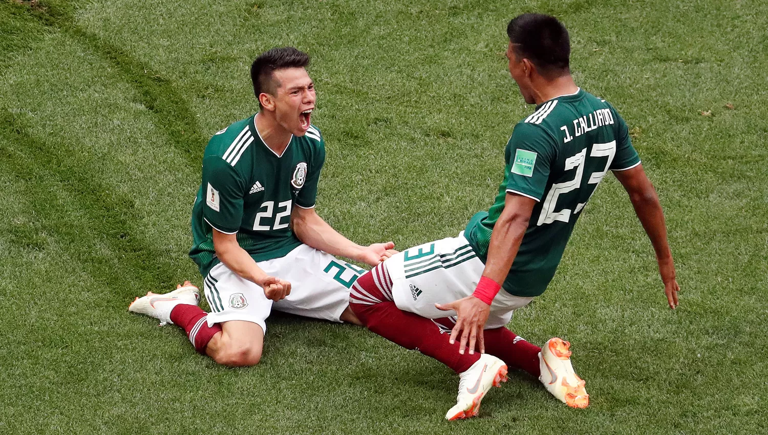 LOCURA. Lozano festeja con el alma el gol que le anotó a los campeones del mundo. REUTERS