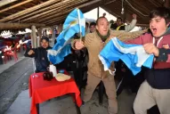 En Simoca, la feria se vistió de celeste y blanco para alentar a la Selección