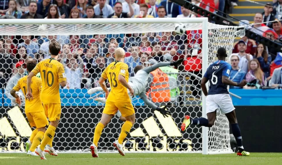 INAPELABLE. Pogba disparó; la pelota pega en el travesaño, pica dentro del arco y sale. El chip que tiene el balón envía una señal al árbitro para avisar que fue gol. reuters