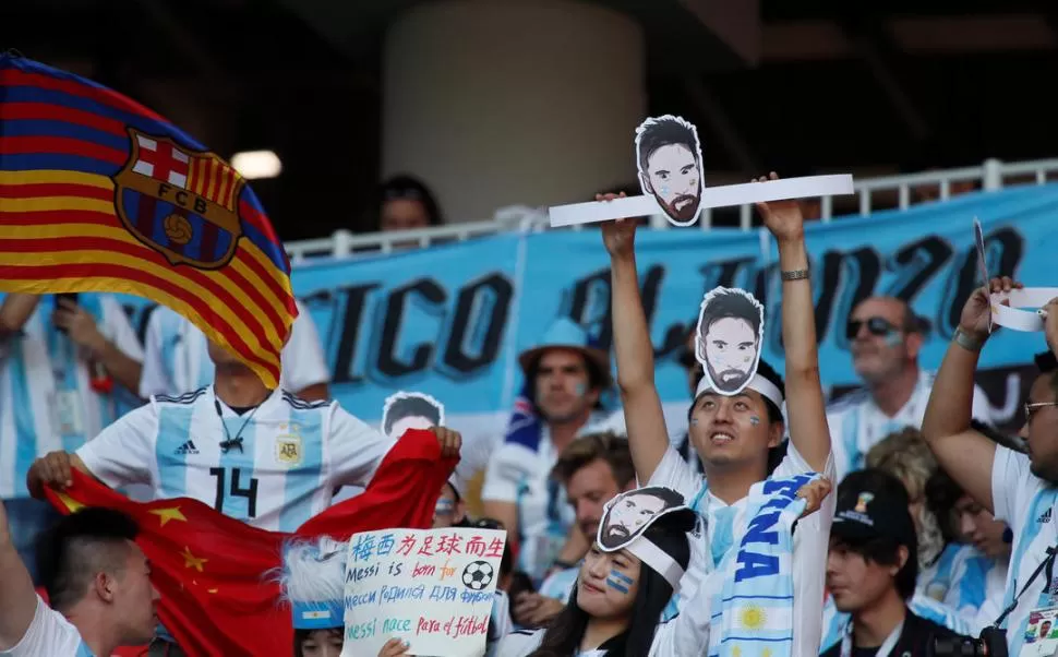 FANÁTICOS DE MESSI.  Esta pareja fue a ver en acción al capitán de la Selección con su imagen y un cartel especialmente dedicado. 