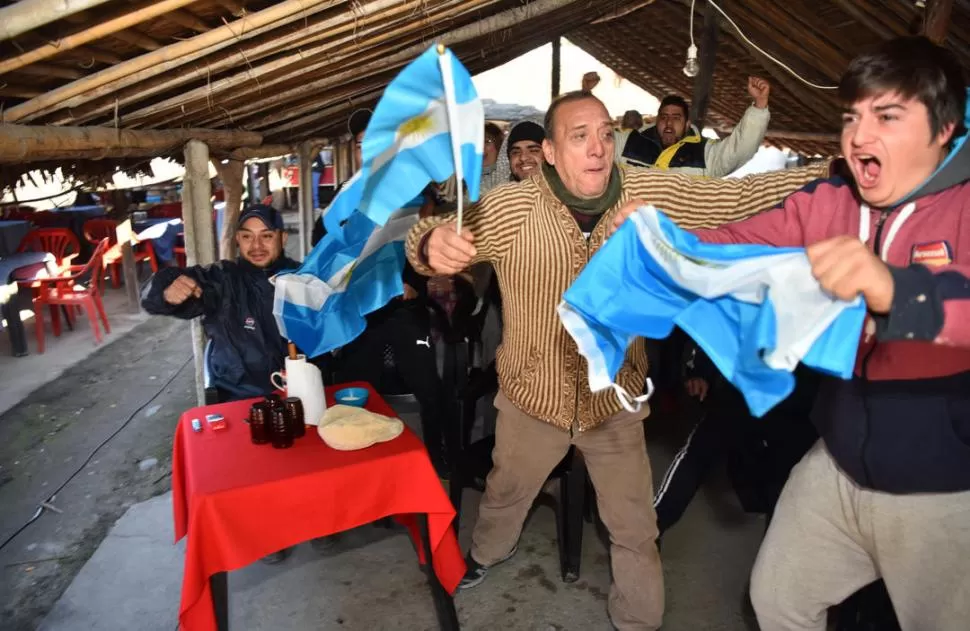  LO DE SIEMPRE Y ALGO NUEVO. Los Sulkys, el locro y el asado no faltaron en la feria “mundialista”. A ello, los vendedores le agregaron sombreros, banderas y maquillaje celeste y blanco.  la gaceta / fotos de osvaldo ripoll
