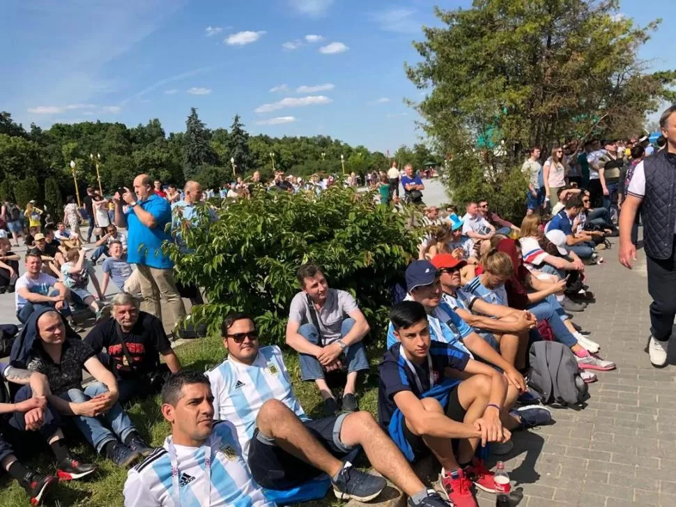 A FALTA DE ENTRADAS... El Fan Fest se convirtió en la mejor opción de los hinchas que no pudieron ir al estadio para ver el partido entre Argentina e Islandia. El entusiasmo desapareció tras el empate. la gaceta / foto de leo noli ( enviado especial)