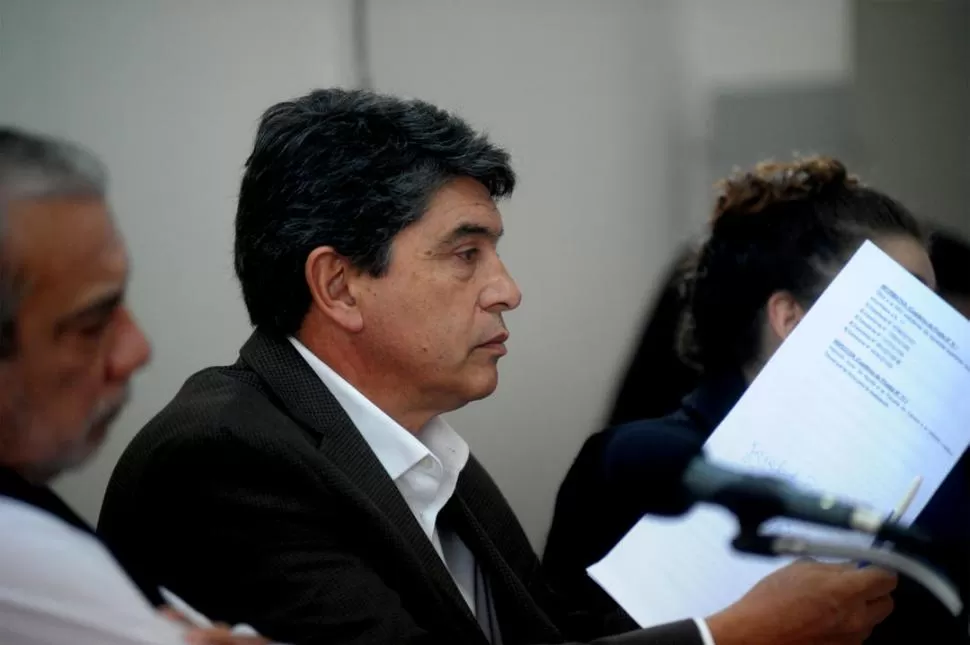 JORNADA DECISIVA. Miguel Ángel Brito (60 años, ingeniero en construcción) revisa un expediente en la sala de debate. LA GACETA / FOTO DE FRANCO VERA