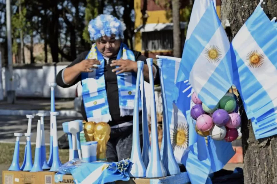 Patricia, dedicada a la venta de elementos con peso propio para alentar a la Selección en el Mundial. fotos de samia linares