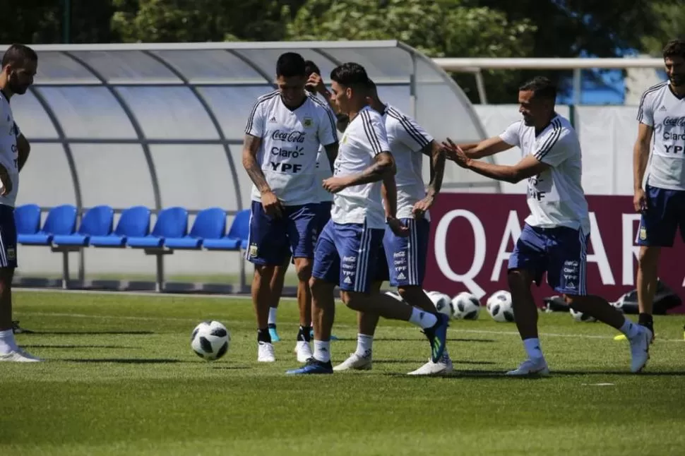 ÁNIMO. Después de una noche muy complicada, los jugadores revivieron en el ensayo haciéndose una que otra broma. Aquí, Higuaín, Pérez, Pavón y Mercado. prensa afa