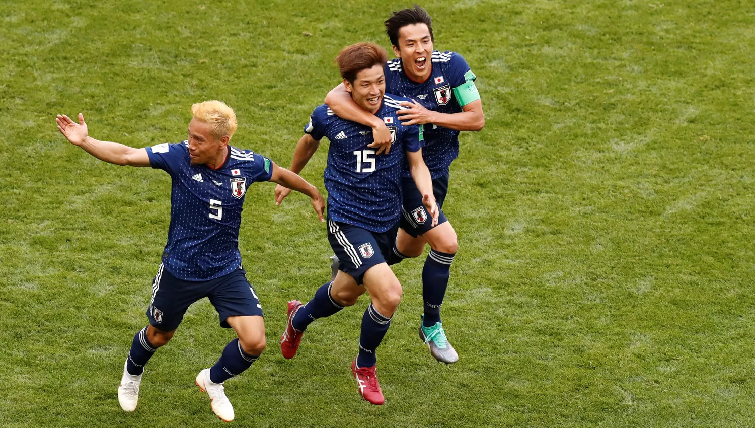 LA VICTORIA. Yuya Osako saltó más alto que todos para convertir el 2-1 que le valió un triunfo a los japoneses. REUTERS