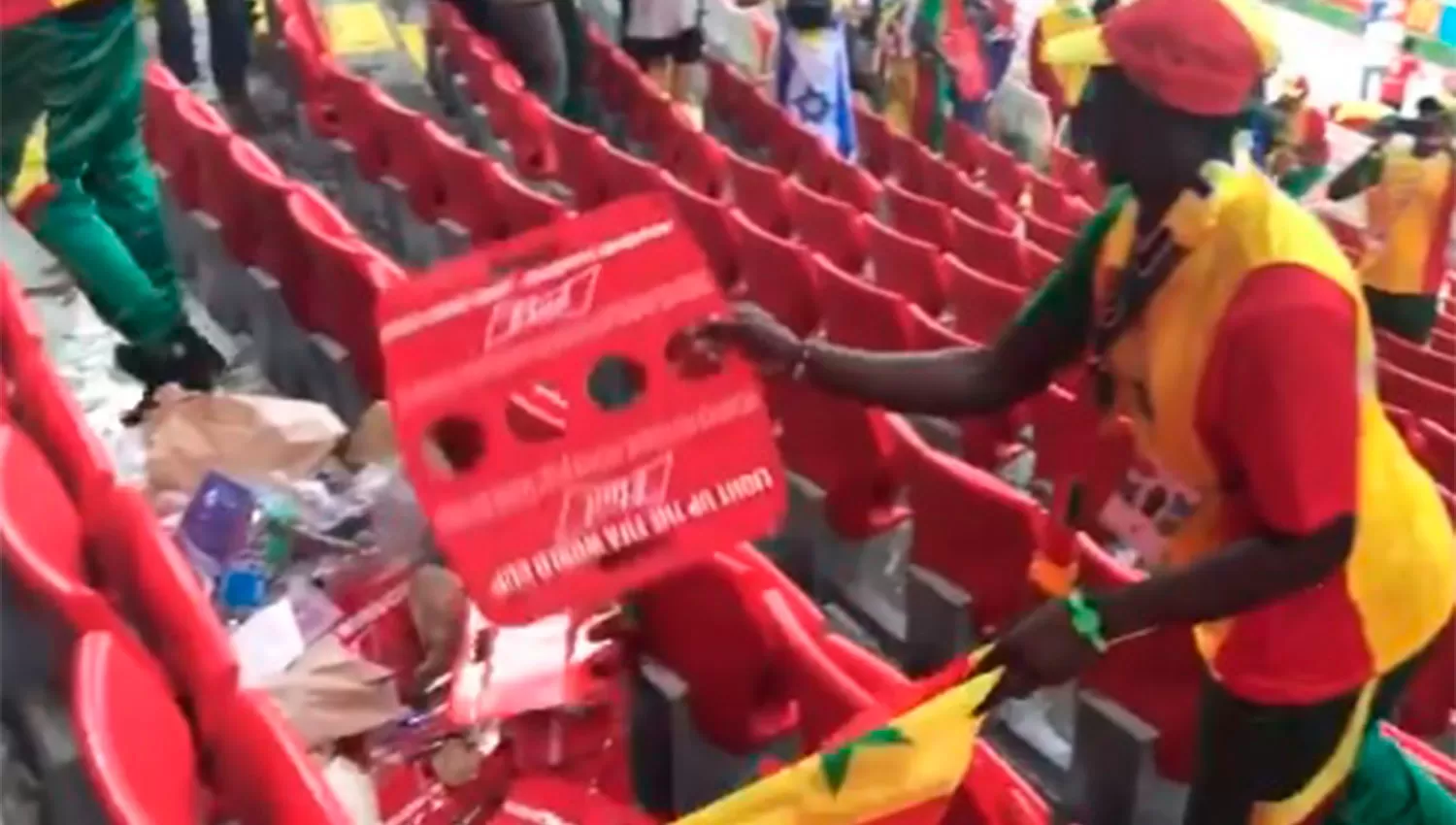 Hinchas de Senegal y Japón se quedaron limpiando las tribunas