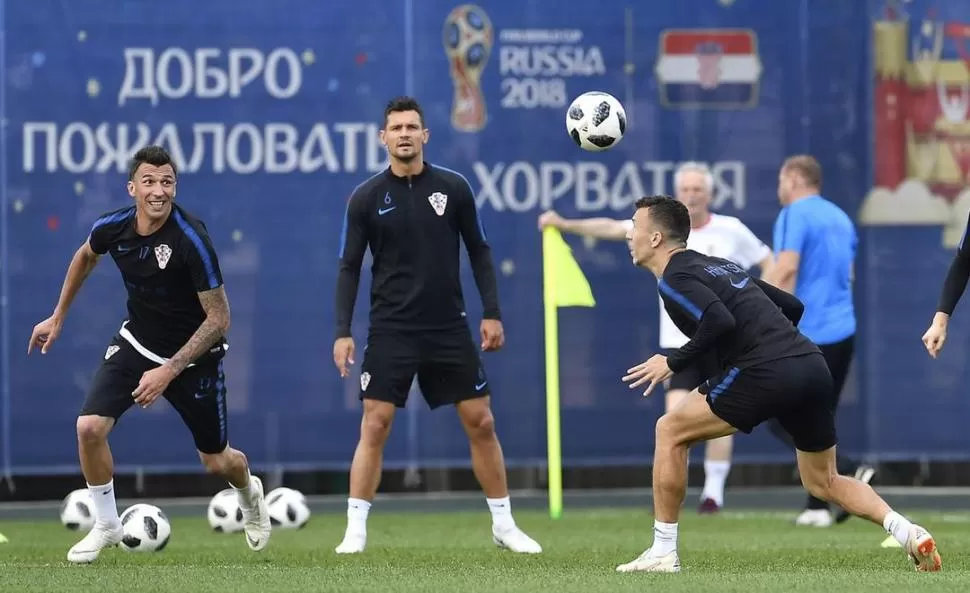 PUESTA A PUNTO. Los defensores Dejan Lovren y Josip Pivaric durante el entrenamiento realizado ayer por los croatas. Prensa  HNS 