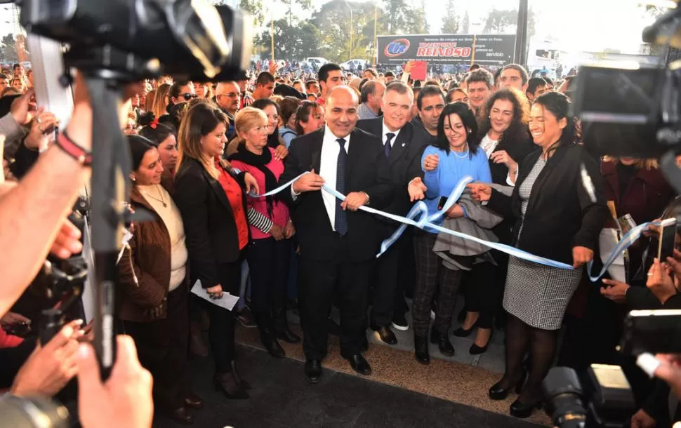 CIUDAD DE LAS AVENIDAS. Manzur y Jaldo, junto con la intendenta Elia Fernández de Mansilla habilitaron la terminal de ómnibus en Aguilares. la gaceta / foto de Osvaldo Ripoll