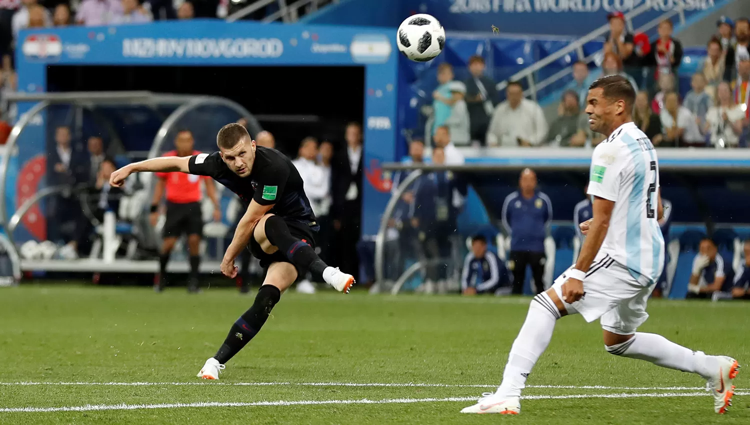 Rebic no le dio dirección a su disparo y perdió otra oportunidad de gol para los croatas.
(REUTERS)