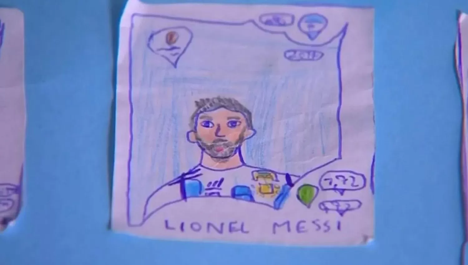 LA FIGU DE MESSI. El pequeño hincha dibujó sus propias figuritas para completar el álbum. (FOTO DE TYC SPORTS)