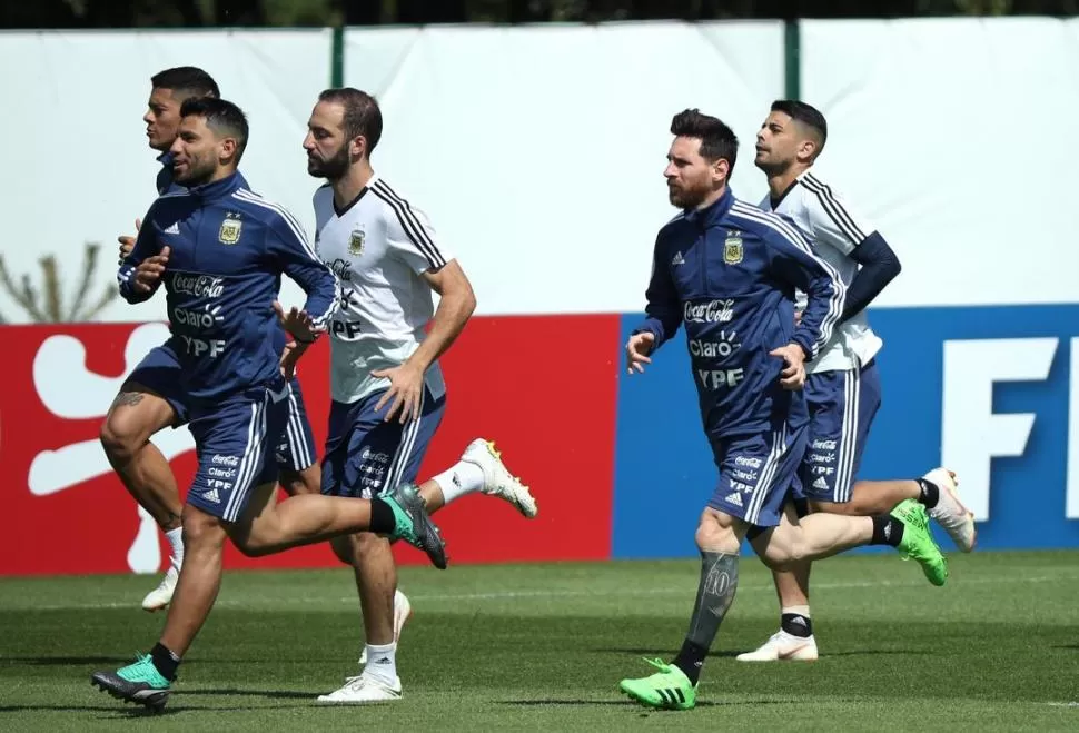 ACTIVIDAD. Rojo, Higuaín, Agüero, Messi y Banega, durante el último ensayo. reuters