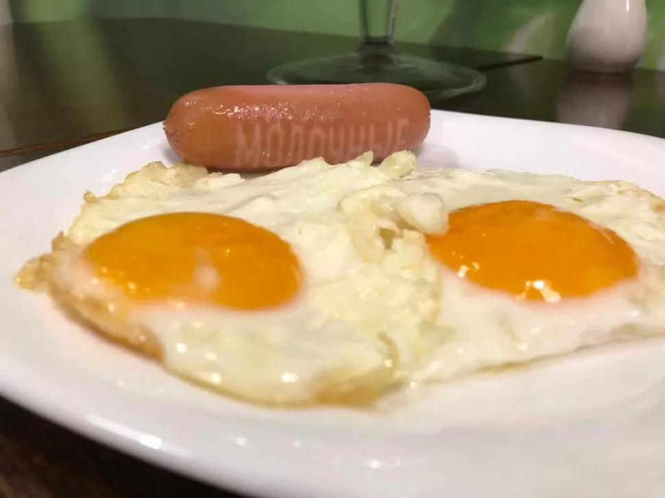 SABROSO Y LLENADOR. Salchichas y huevo frito forman parte de la menú para el desayuno que ofrecen en Rusia. la gaceta / foto de leo noli (enviado especial)