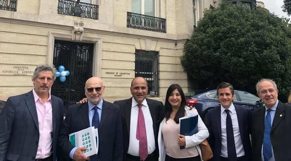 EN LA EMBAJADA. Manzur, junto a la legisladora Assán y el rector de la UNT (primero a la derecha), se reunió con directivos de la farmacéutica Mylan. foto de secretaría de estado de comunicación pública