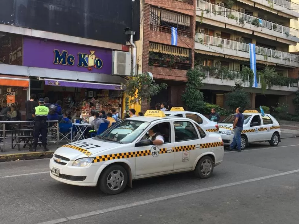 PRENDIDOS AL TELEVISOR. Los taxistas frenaron su curso para poder ver los minutos finales, cuando la caída se veía venir. 