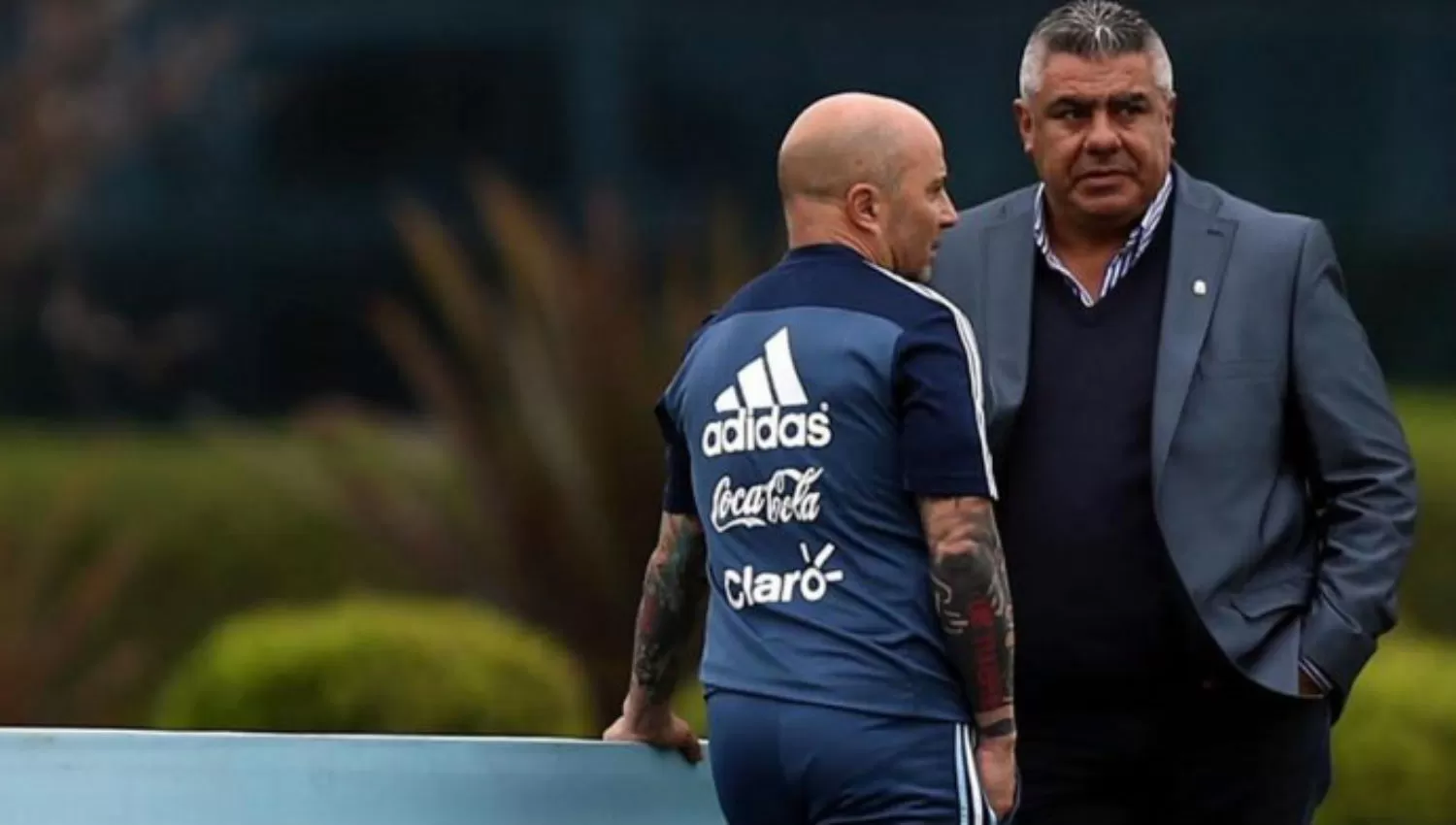 Luego de la reunión que mantuvieron Chiqui Tapia y Sampaoli, se confirmó que el técnico sigue