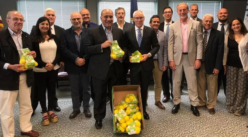 CON LA FRUTA TUCUMANA. Juan Manzur posa junto a Jeff Theobald, CEO de PhilaPort y al resto de la delegación provincial en una oficina del puerto. comunicación pública