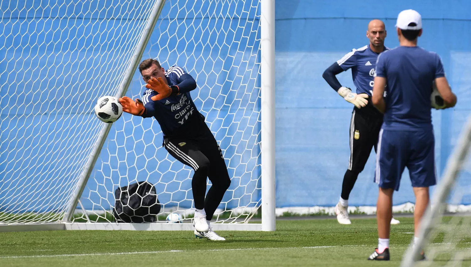 ¿SU TURNO? Después de la fallida actuación de Caballero ante Croacia, todo hace pensar que Armani tendrá sus primeros minutos en la Selección. TÉLAM