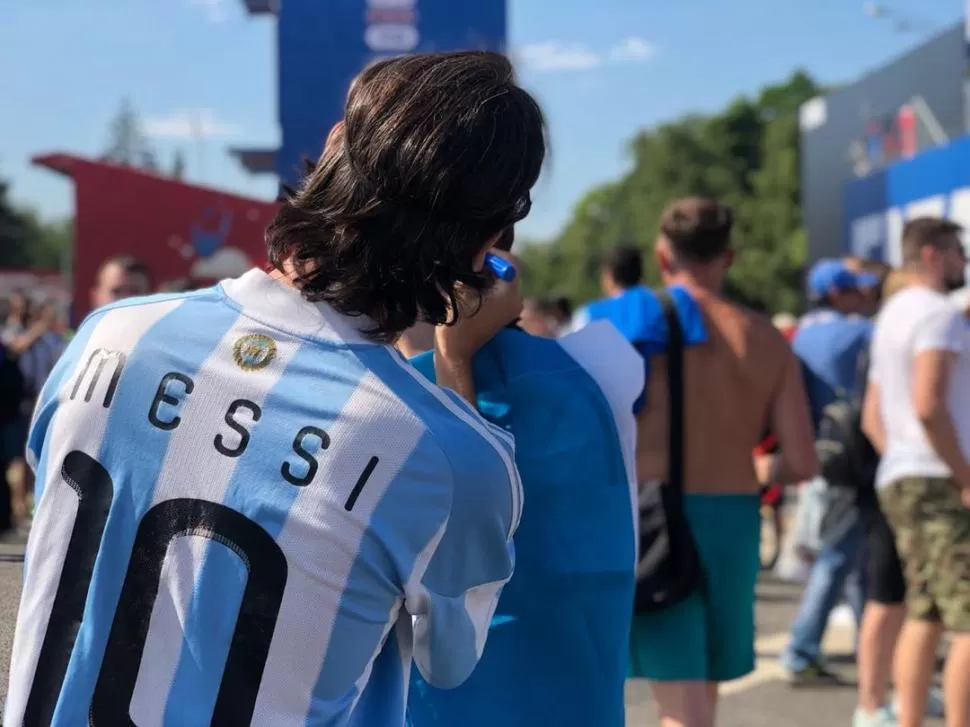 IMAGEN REPETIDA. La “10” de Messi invadió cada rincón de Rusia. El crack es el gran atractivo de esta Copa del Mundo LA GACETA / FOTO DE LEO NOLI (Enviado especial)